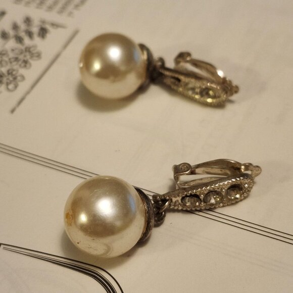 Vintage Clip On Earrings - Picture 6 of 6